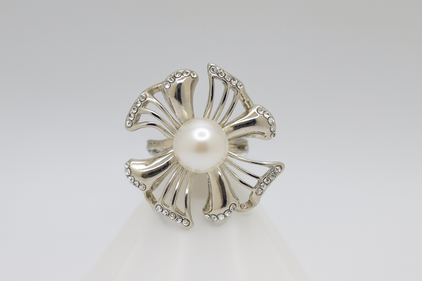 Statement Pearl Flower Ring – Elegant Cocktail Jewelry for Women