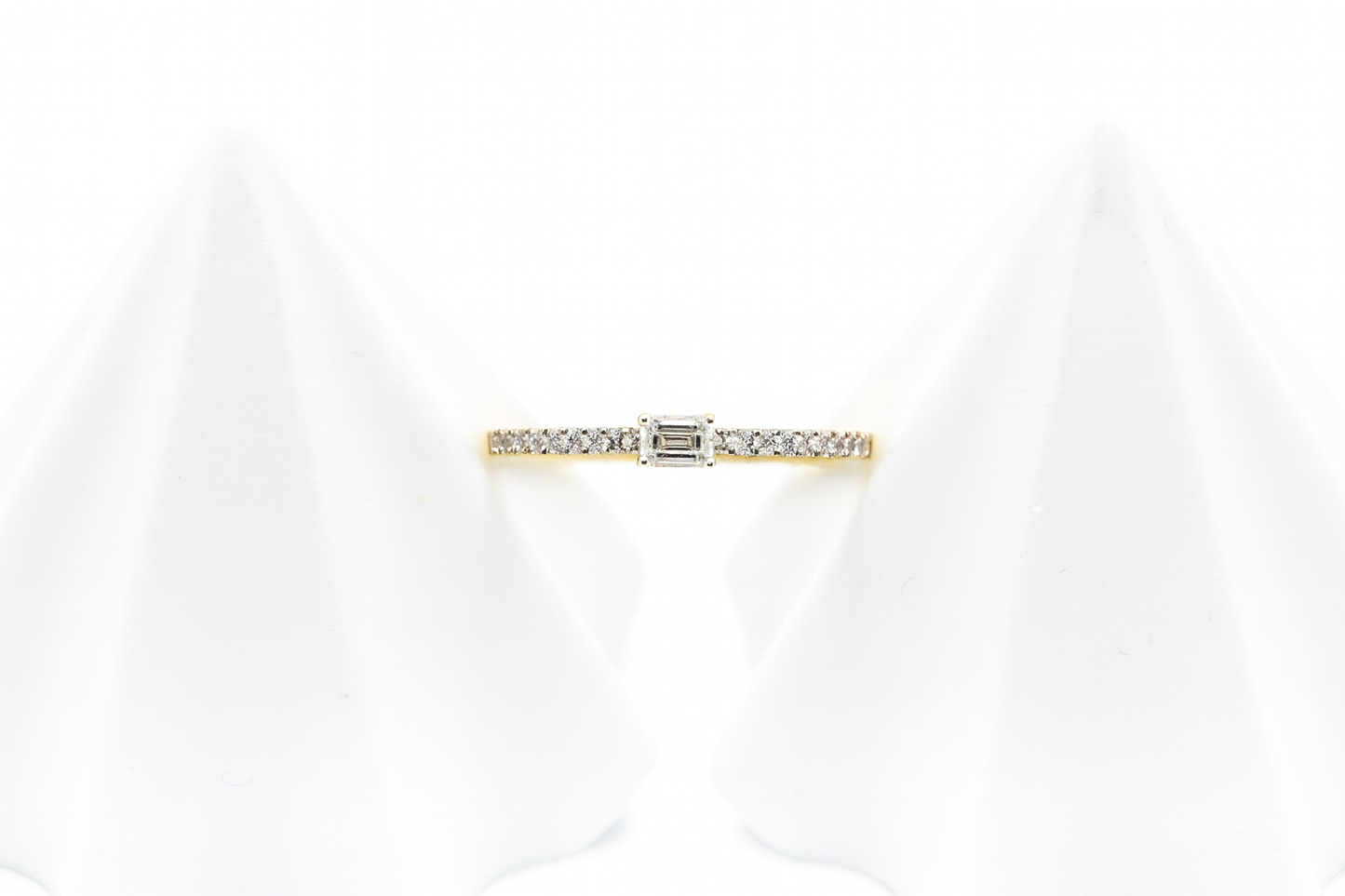 Etincelle de ring, Emerald-cut diamond, Paved, Gold (US Size 7)
